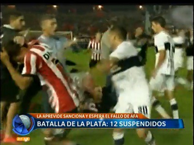 Doce jugadores sancionados por los incidentes en el clásico platense