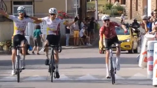 Insólito final en una carrera de ciclistas: perdieron por confiar - #FlashChat