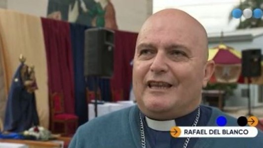 César Sena recibió a un sacerdote en la comisaría