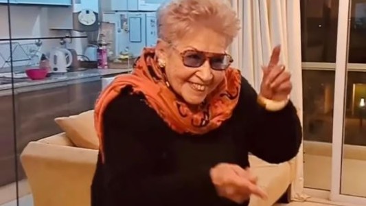 Video: una abuela cordobesa bailó al ritmo de La Konga y se hizo viral