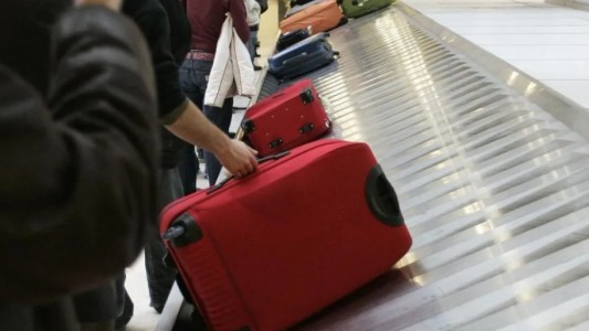 Allanan el aeropuerto de Ezeiza: pasajera denunció que le robaron US$ 25.000 de su valija