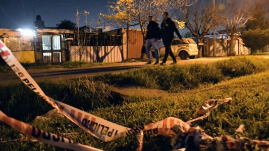 Acribillaron de cuatro balazos a un joven que se desplazaba en una bicicleta por un barrio de Rosario