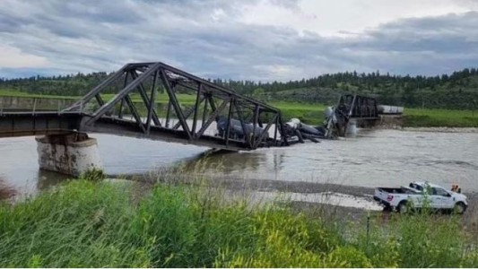 EEUU: se derrumbó un puente en Montana y un tren de carga cayó al agua