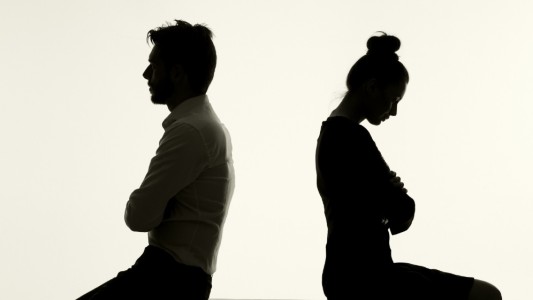 Qué es el "pocketing", una de las causas más comunes en la ruptura de parejas