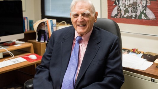 Murió a los 100 años John Goodenough, premio Nobel de Química por desarrollar las baterías de litio