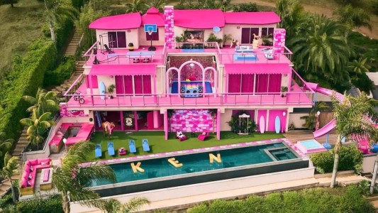 Airbnb permitirá alojarte gratis en la lujosa mansión de "Barbie" en Malibú