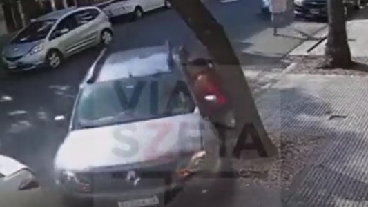 Video: para evitar el robo, dos mujeres se colgaron de la camioneta y fueron arrastradas
