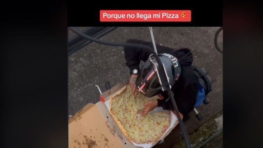 Grabó a un repartidor en el momento en que se comía una porción de pizza que debía entregar