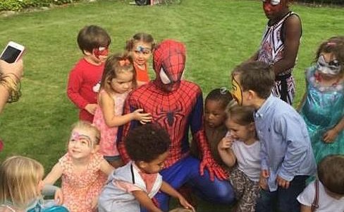 El "Hombre Araña" rescató de un auto en llamas a una mujer embarazada y a su familia