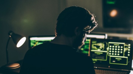 Denuncian el uso de inteligencia artificial para crear imágenes de abuso sexual Infantil y venderlas