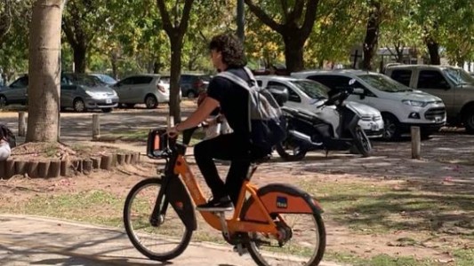 Enseñan gratis a andar en bicicleta a niños y adultos en plazas porteñas