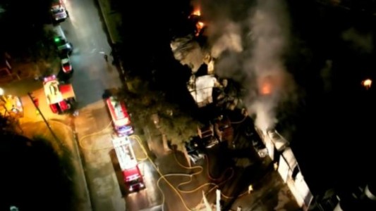 Feroz incendio en una fábrica en Moreno: trabajaron once dotaciones de bomberos