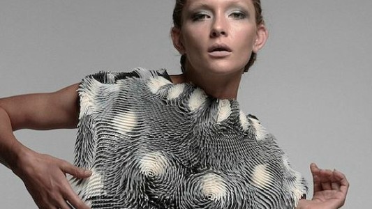 Así es la prenda de vestir que se mueve con una mirada