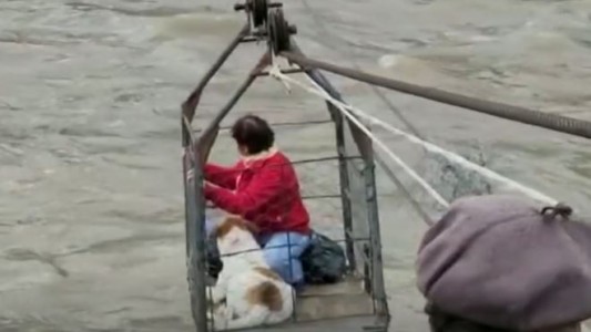 Neuquén: sin puente luego del temporal, deben cruzar el río en jaula