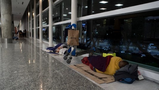 Desalojaron a unas 100 personas que dormían en Aeroparque: reclaman solución a CABA