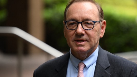 "Un matón sexual": duras palabras de la fiscal al comienzo del juicio contra Kevin Spacey por abuso