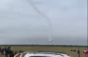 Cayó una avioneta en un vuelo de exhibición en feria agrícola de Chaco y murieron piloto y copiloto