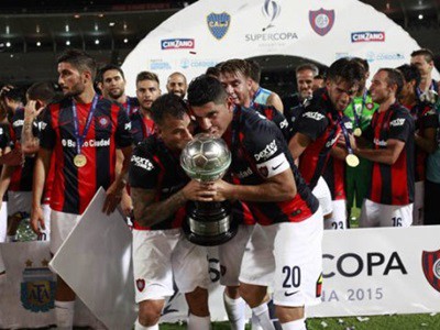 San Lorenzo se aprovechó de Boca, lo goleó 4 a 0 y se quedó con la Supercopa