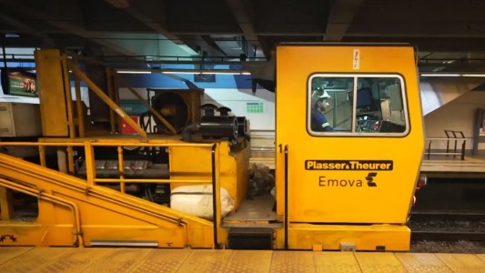 Laburantes: Manuel, el hombre que cuida las vías del subte por las madrugadas