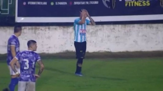 Insólito: un futbolista de Argentino de Merlo orinó en la cancha y se fue expulsado