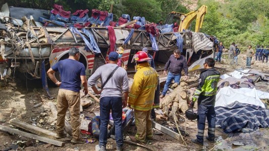 Tragedia en México: 27 muertos al volcar y desbarrancarse un micro