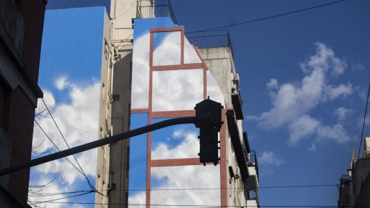Un mural de un intenso cielo azul sorprende en Independencia y Piedras, del artista Jorge Pomar