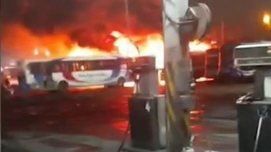 Incendio en la terminal de "La Costera": explotó una sala de generadores y se incendiaron 14 colectivos