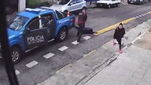 Video: policías baleron a un hombre que peseguía con un arma a su expareja