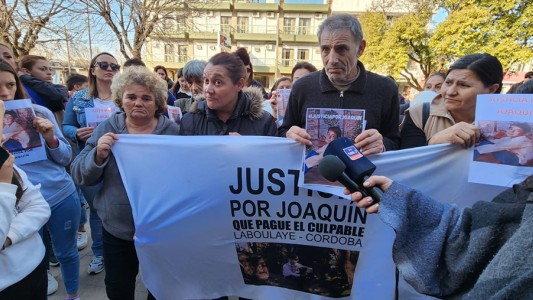 La madre de Joaquín marchó a la escuela de su hijo y arremetió contra docentes y autoridades