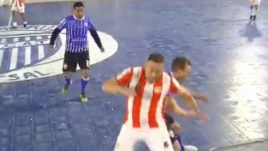 Un jugador de futsal le pegó un codazo a otro y lo dejó tirado en el piso con convulsiones