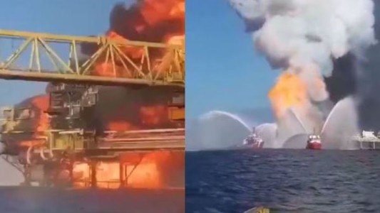 Impactante incendio por una explosión en una plataforma de gas en el Golfo de México