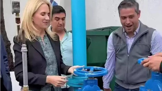 Inauguró un pozo de agua y terminó empapada: el papelón de una alcaldesa tiktoker - #FlashChat
