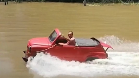 Unió el fanatismo por su auto y el río: creó un fitito-lancha