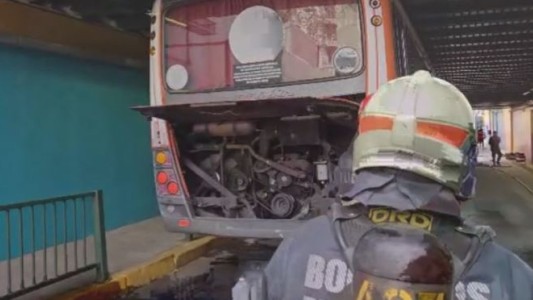 Un micro escolar quedó trabado en un puente y 31 menores fueron asistidos