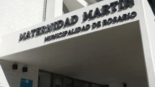 Murió la beba apuñalada por su madre adolescente tras dar a luz en un baño