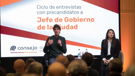“Se pueden bajar los impuestos sin afectar la recaudación”, afirma Martín Lousteau en el Consejo de Ciencias Económicas