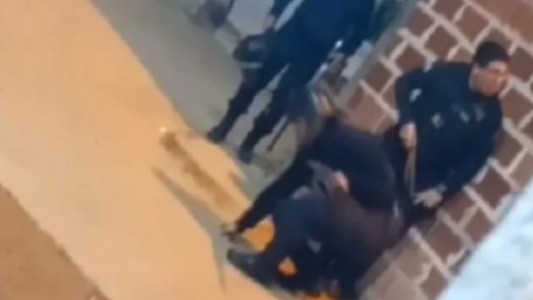 Video: policía enfrentó a motochorros con una gomera