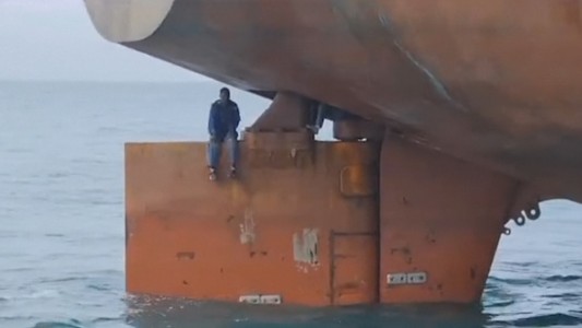 Rescataron a migrantes que cruzaron el océano Atlántico en el timón de un barco