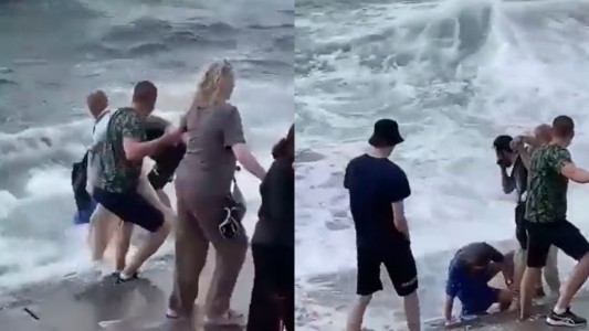 Hicieron una cadena humana y rescataron a un niño de un mar embravecido