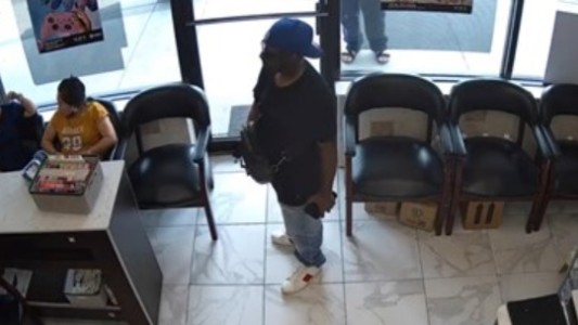 Video: entró a robar, lo ignoraron y se fue con las manos vacías