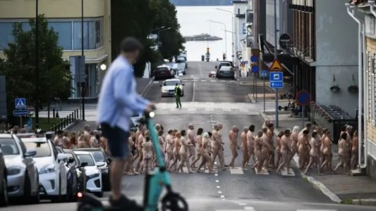 Cerca de mil personas posaron desnudas para una muestra fotográfica en Finlandia