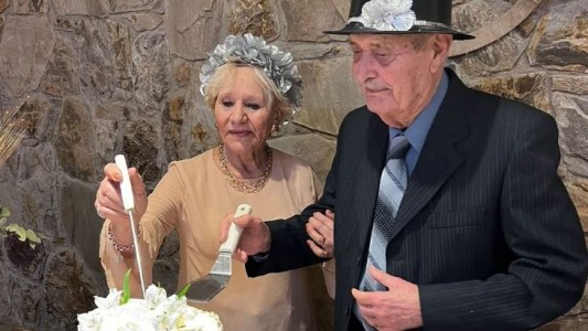 Tienen 83 y 90 años, se conocieron por Tinder y acaban de casarse en Villa Carlos Paz