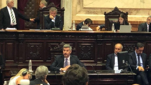 Marcos Peña se cruzó con Axel Kicillof y ratificó a Luis Caputo en su cargo