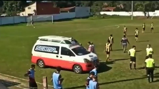 Fútbol en Paraguay: entró la ambulancia pero no atendió al jugador por un insólito error- #Flashchat