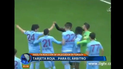 Tarjeta roja... para el árbitro