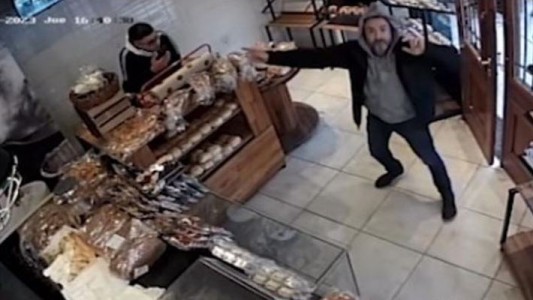 Una panadería regala medialunas a los clientes que entran bailando