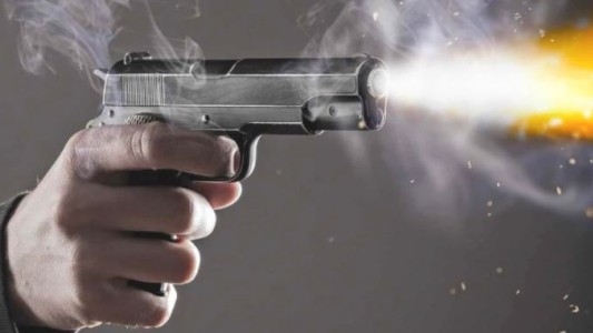 Le disparó a su agresor, falló el tiro y mató a una joven que iba en moto