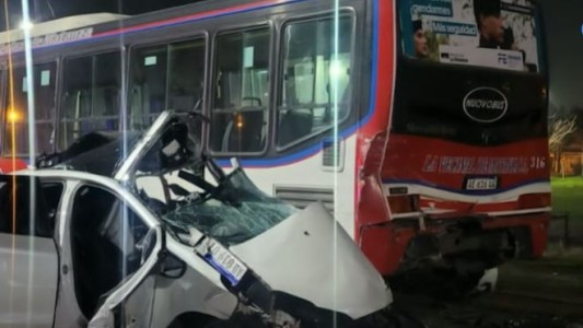 Choque mortal en Ciudad Evita: un auto se estrelló contra un colectivo