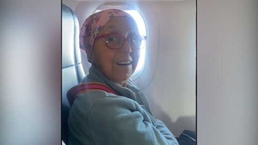 Video: la emoción en un vuelo con una pasajera que le ganó al cáncer
