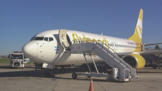 Advierten que las dificultades para acceder a dólares ponen en riesgo el funcionamiento de 60 aviones en el país